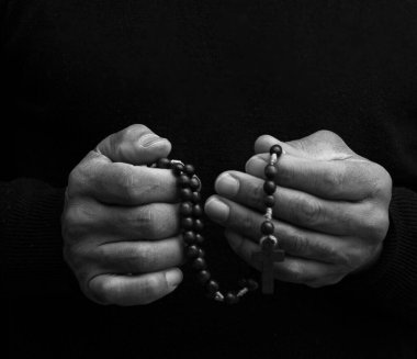 Çaresiz adam Tanrı 'ya dua ediyor. 