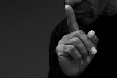 Siyah gri arkaplanlı tanrıya dua ediyorum. 