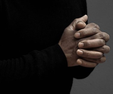 Çaresiz adam Tanrı 'ya dua ediyor. 