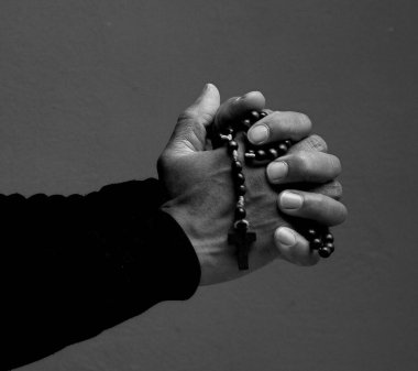 Çaresiz adam Tanrı 'ya dua ediyor. 