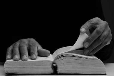 Elinde kutsal kitabı tutan adam. 