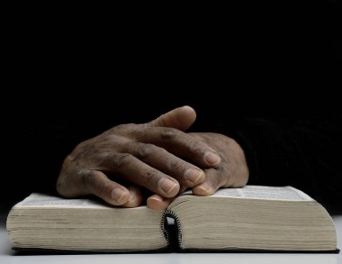 Elinde kutsal kitabı tutan adam. 