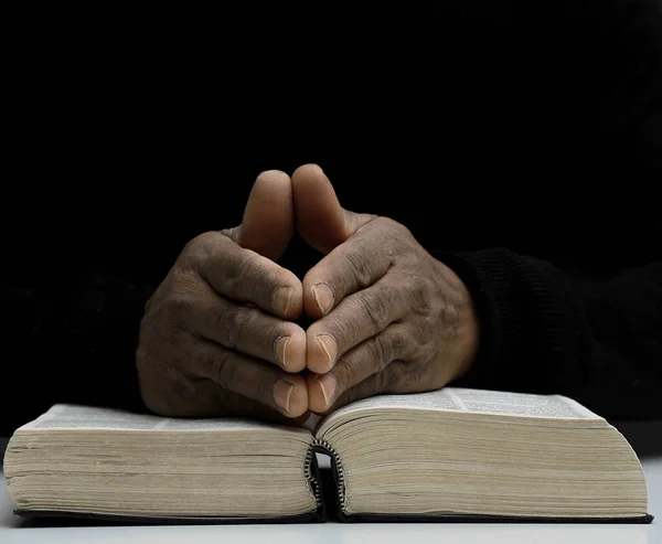 Mann Hält Neugierig Das Heilige Bibelbuch Der Hand — Stockfoto