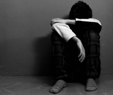 Stresli küçük çocuk stüdyo çekimi