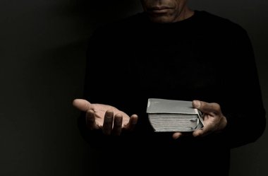 Elinde kutsal kitabı tutan adam. 