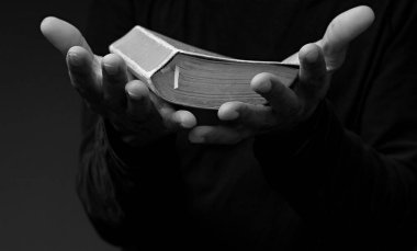 Elinde kutsal kitabı tutan adam. 