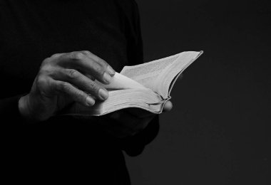 Elinde kutsal kitabı tutan adam. 