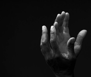 Çaresiz adam Tanrı 'ya dua ediyor. 