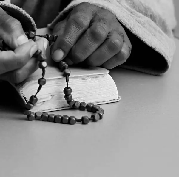 Mann Hält Neugierig Das Heilige Bibelbuch Der Hand — Stockfoto