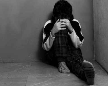 Stresli küçük çocuk stüdyo çekimi