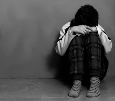 Stresli küçük çocuk stüdyo çekimi