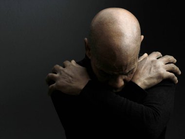 Çaresiz adam Tanrı 'ya dua ediyor. 