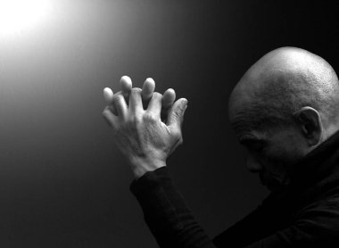 Çaresiz adam Tanrı 'ya dua ediyor. 