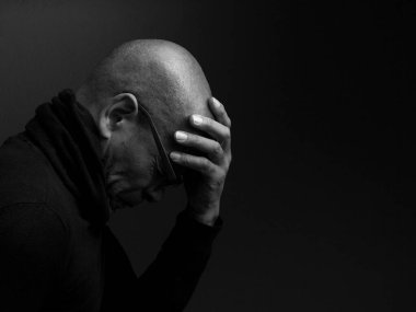 Çaresiz Afrikalı Amerikalı adam stüdyo geçmişine karşı 