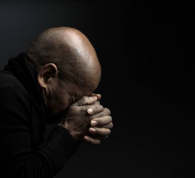 Çaresiz adam Tanrı 'ya dua ediyor. 