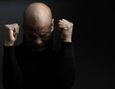 Çaresiz Afrikalı Amerikalı adam stüdyo geçmişine karşı 