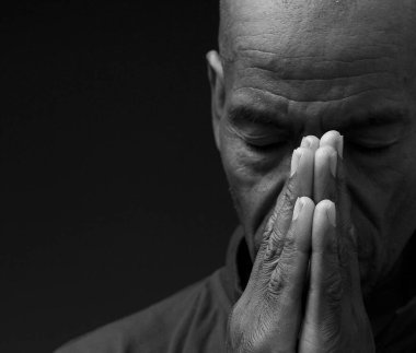 Çaresiz adam Tanrı 'ya dua ediyor. 