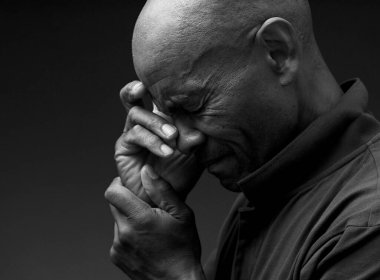 Çaresiz adam Tanrı 'ya dua ediyor. 