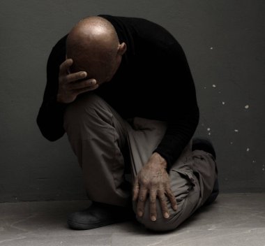 Çaresiz adam Tanrı 'ya dua ediyor. 