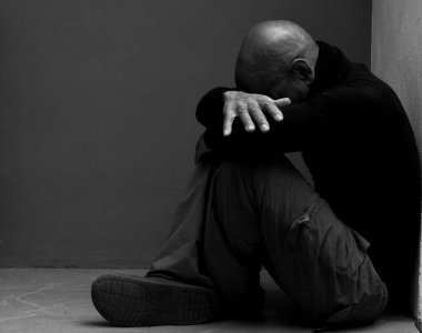 Çaresiz adam Tanrı 'ya dua ediyor. 