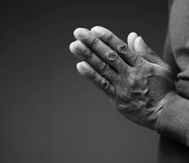 Çaresiz adam Tanrı 'ya dua ediyor. 