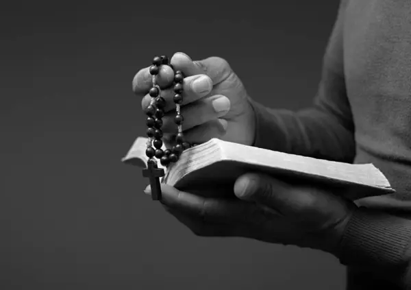 Mann Hält Die Heilige Bibel Der Hand — Stockfoto
