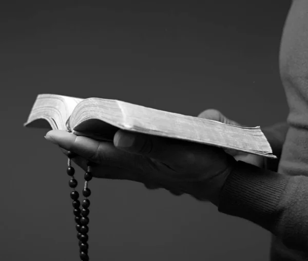 Mann Hält Die Heilige Bibel Der Hand — Stockfoto