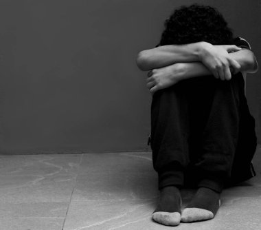 Stresli küçük çocuk stüdyo çekimi