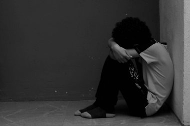 Stresli küçük çocuk stüdyo çekimi