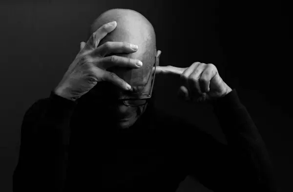 Mann Leidet Gehörlosigkeit Und Schwerhörigkeit — Stockfoto