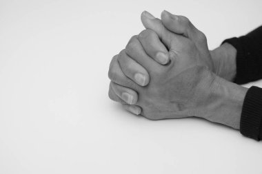 Çaresiz adam Tanrı 'ya dua ediyor. 