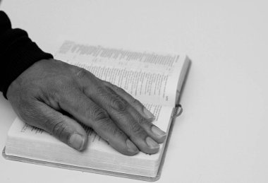 Elinde kutsal kitabı okuyan bir adam.