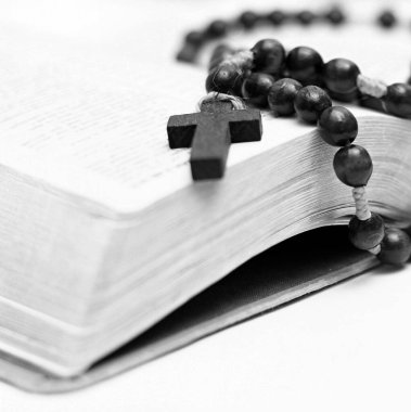 İncil beyaz arka planda İncil 'le Tanrı' ya dua ediyor.