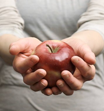 Kırmızı elmalı insan elleri