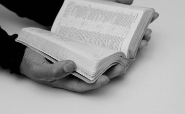 Siyah adam İncil 'le Tanrı' ya dua ediyor. 