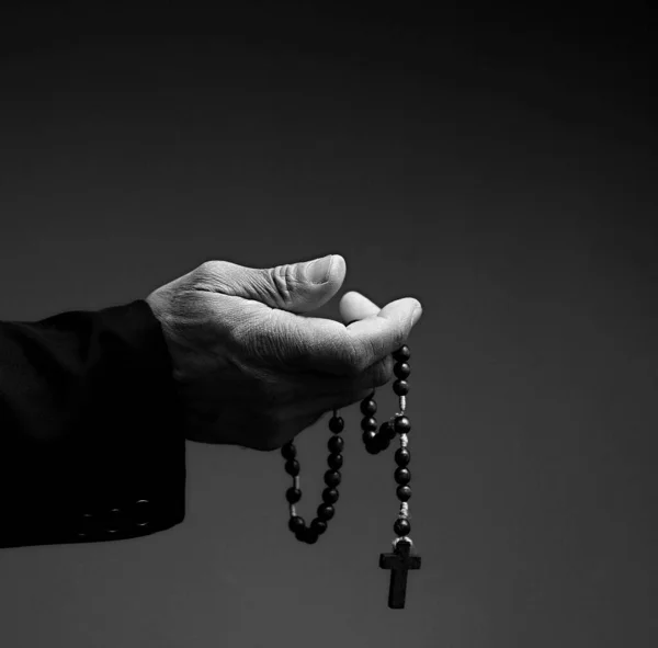 Schwarzer Mann Betet Gott Auf Grauem Schwarzem Hintergrund — Stockfoto