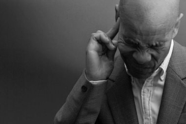 Gri siyah arkaplanda işitme kaybı var. 