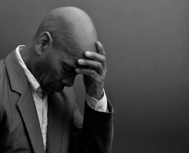 Siyah adam siyah gri arkaplanlı tanrıya dua ediyor.