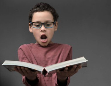 Siyah adam siyah gri arkaplanlı tanrıya dua ediyor.