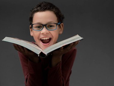 Siyah adam siyah gri arkaplanlı tanrıya dua ediyor.