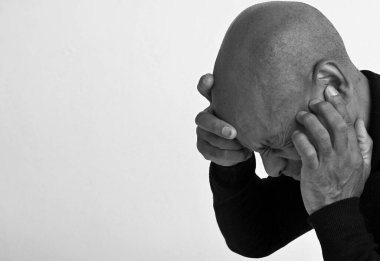 Gri siyah arkaplanda işitme kaybı var.   