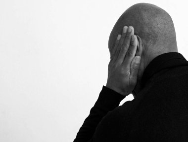 Gri siyah arkaplanda işitme kaybı var.   