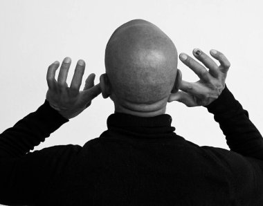 Gri siyah arkaplanda işitme kaybı var.   