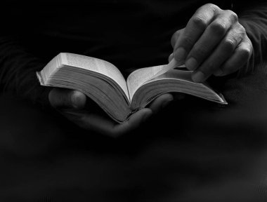 Siyah adam İncil 'le Tanrı' ya dua ediyor.  