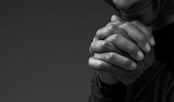 Mann Betet Gott Auf Grauem Schwarzem Hintergrund — Stockfoto