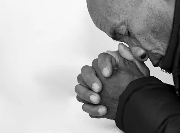 Mann Betet Gott Auf Grauem Schwarzem Hintergrund — Stockfoto