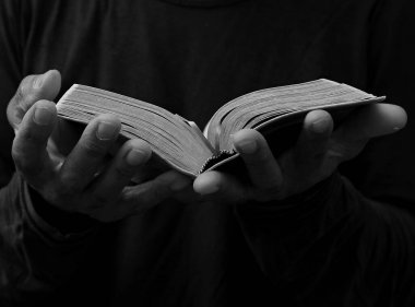 Zenci insanlar İncil 'de el ele tutuşup Tanrı' ya dua ediyorlar.