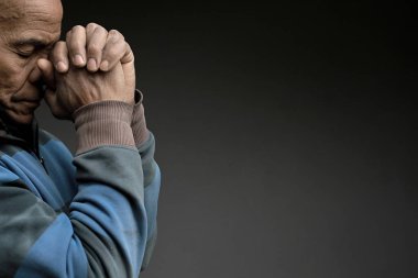 Karayipli adam Tanrı 'ya dua ediyor