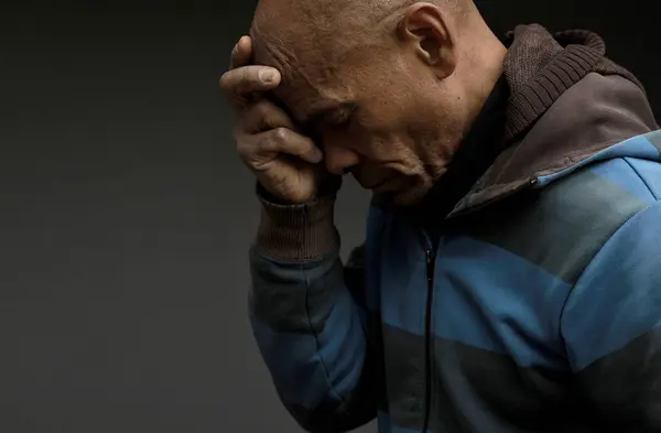 Karayipli adam Tanrı 'ya dua ediyor