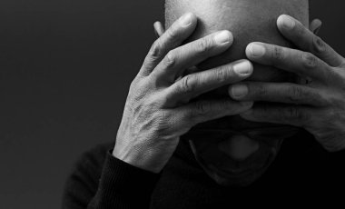 Karayipli adam Tanrı 'ya dua ediyor